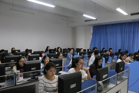 员工干部代表认真学习办公软件知识